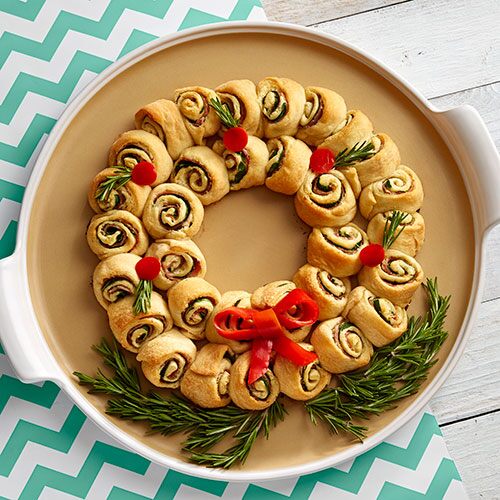 Cheesy Spinach Pinwheel Wreath